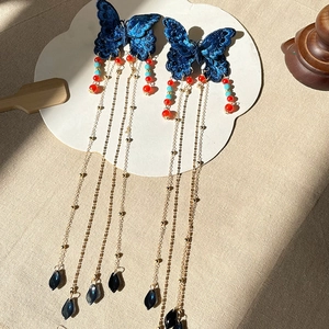 Pince à cheveux chinoise avec broderie papillon bleue et longues chaînes à pompons dorés