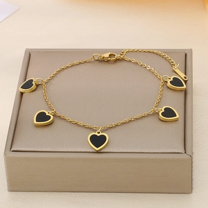 Bracciale in acciaio inossidabile placcato oro 18 carati con cinque cuori neri e chiusura