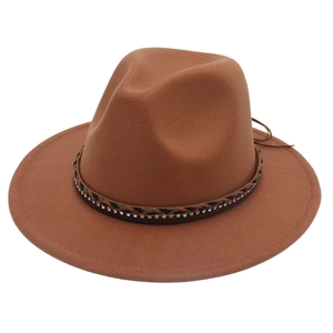 Dettaglio di un cappello fedora in feltro marrone con fascia in pelle intrecciata e strass