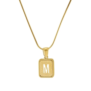 Collier chaîne serpent en acier titane doré avec pendentif lettre M mat et ajouré