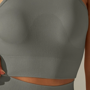 Soutien-gorge de sport gris sans couture avec ourlet côtelé pour le yoga et le fitness