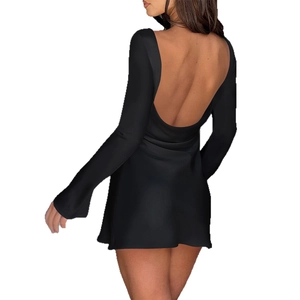 Robe courte élégante noire à manches longues et dos nu pour femme au fini lisse