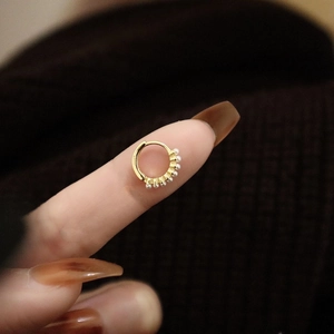Détail des créoles dorées en argent S925 avec de petites perles blanches