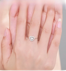 Détail macro d'une bague chaîne en argent 925 avec zircon en cœur et sertissage pavé