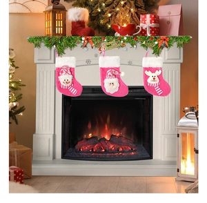 Détails des chaussettes de Noël roses avec motifs de bonhomme de neige, Père Noël et renne