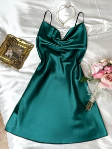 Détail du col bénitier et du tissu satiné sur cette robe nuisette vert foncé à fines bretelles