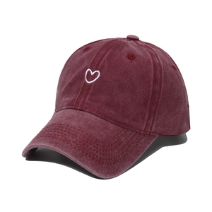 Casquette vintage bordeaux en coton délavé avec cœur brodé blanc et visière incurvée