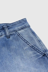 Détail de la taille du jean bleu montrant les coutures et la texture du denim