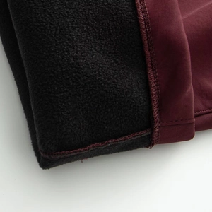 Vue macro détaillée de la doublure en polaire noire chaude et des coutures du tissu bordeaux
