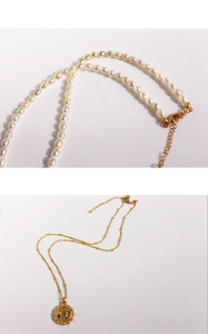 Dettaglio della collana di perle con chiusura a moschettone dorata e ciondolo vintage