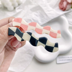 Pink and black wave-shaped checkerboard hair clips set with glossy finish for women