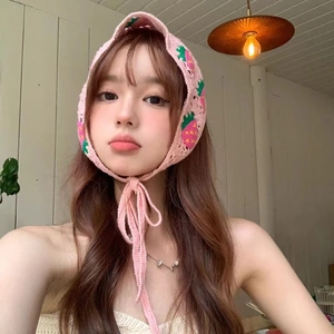 Foulard triangle rose fait main au crochet avec motif fraise et attaches sur modèle