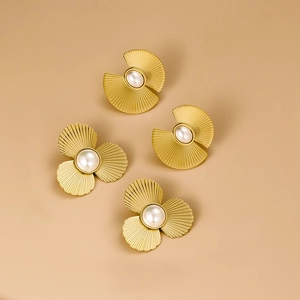 Boucles D'oreilles Puces Fleur Éventail Acier Inoxydable Plaqué Or Avec Künstliche Perle Rétro Français Élégant
