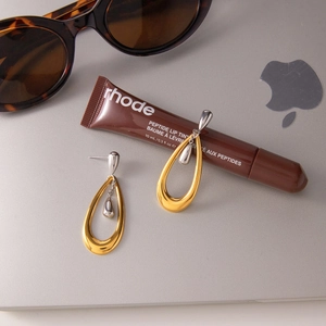 Minimalist two-tone stainless steel teardrop earrings with gold and silver waterdrop design