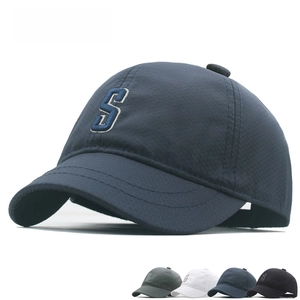 Detail der Baumwoll-Baseballkappe mit S-Stickerei und Stoffstruktur in vier Farben