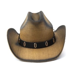 Détail d'un chapeau de cowboy tressé avec bande en cuir noir et boucles dorées