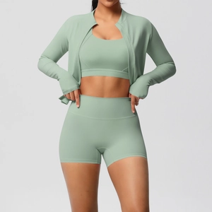 Détails d'un ensemble de yoga 3 pièces vert sauge avec veste, brassière et short court