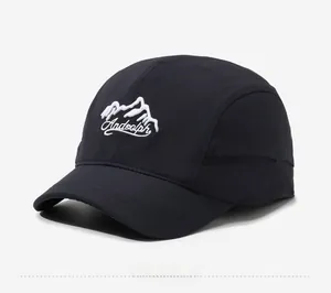 Dettaglio del ricamo bianco della montagna su un cappellino nero ad asciugatura rapida