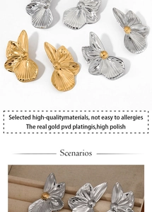 Vue détaillée de boucles d'oreilles en forme de fleur en or et argent avec placage PVD
