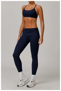Vue détaillée de l'ensemble de yoga bleu marine avec brassière et legging taille haute