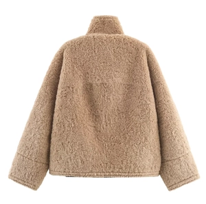 Vista trasera de la chaqueta de forro polar sherpa camel con cuello alto y costuras