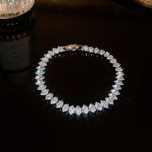 Vue macro d'un bracelet argenté avec pierres marquises sur fond noir brillant de luxe