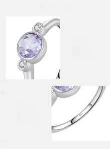 Détail d'une bague en argent S925 avec zircon violet et poinçon d'authenticité