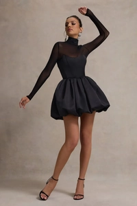 Détail d'une élégante robe noire avec encolure en tulle et jupe courte évasée