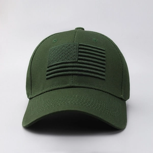Vista dettagliata del cappello da baseball verde oliva con ricamo della bandiera americana.
