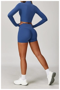 Vue arrière de la veste de yoga bleue ajustée et du short taille haute pour femme