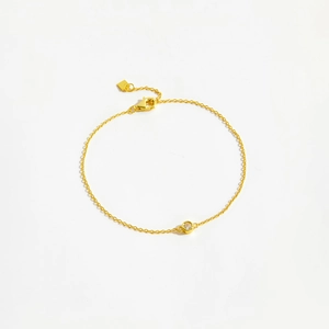 Detail of adjustable S925 silver gold bracelet with round zircon and lobster clasp