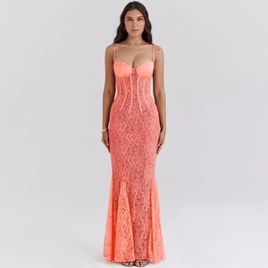 Robe longue en dentelle orange moulante avec corset et coupe sirène pour look de studio pro