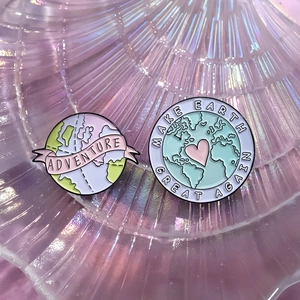 Broches en émail terre avec texte Adventure et Make Earth Great Again sur un plateau