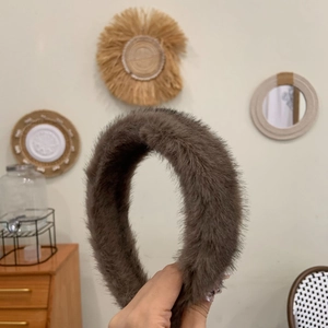 Serre-tête classique en fausse fourrure de vison marron avec texture pelucheuse pour femme