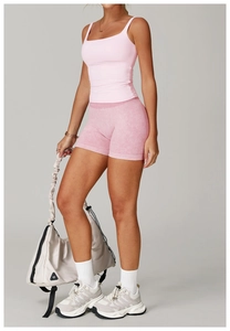 Détail du débardeur de yoga rose et du short de fitness avec texture de lavage à la pierre