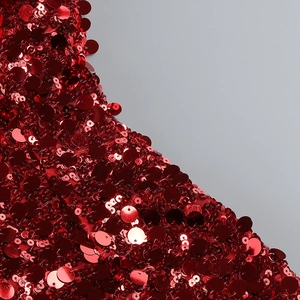 Gros plan détaillé de paillettes rouges haute densité pour robe de soirée élégante