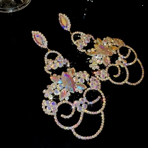 Vue macro des boucles d'oreilles fleurs avec strass colorés et pendentifs en gouttes