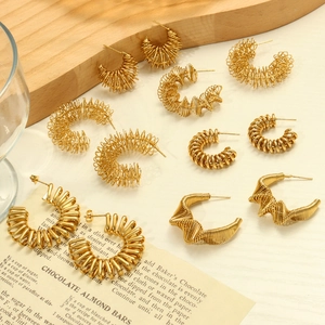 Boucles d'oreilles dorées géométriques en forme de C torsadées pour femmes