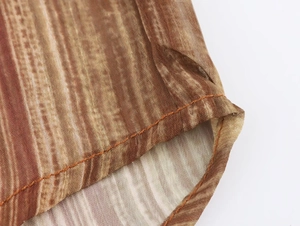 Dettaglio macro del tessuto in chiffon a righe con cuciture e trama del materiale a rete