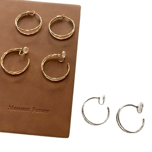 Minimalistische Doppel-Creolen und Ohrclips in poliertem Gold- und Silber-Metall-Finish