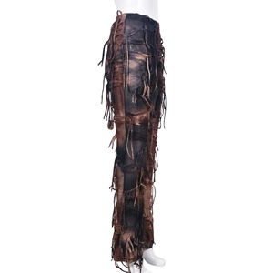 Dettaglio delle frange con nappe e texture lavata su questi pantaloni svasati vintage