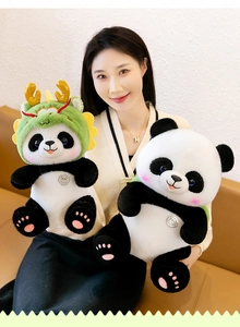 Gedetailleerd overzicht van schattige panda knuffel met groene drakenhoed door model