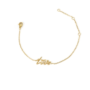 Détail du charme LOVE doré sur chaîne minimaliste en acier inoxydable avec fermoir mousqueton