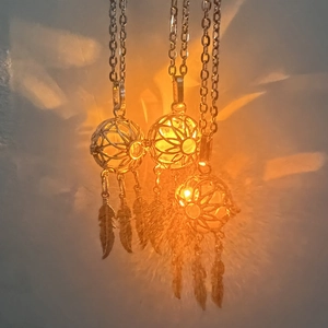Collier attrape-rêves avec sphère lumineuse et pendentifs de plumes argentées