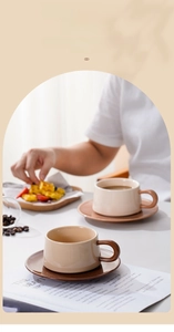 Detailansicht Nordic Keramik Kaffee Tasse und Untertasse Set mit braun beigem Farbblock Dekor