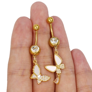 Details von goldenen Schmetterlings-Bauchnabelpiercings mit Emaille und Zirkonia in der Hand