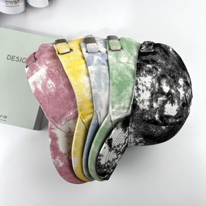 Vue détaillée de casquettes de baseball en coton tie-dye avec boucles en métal réglables