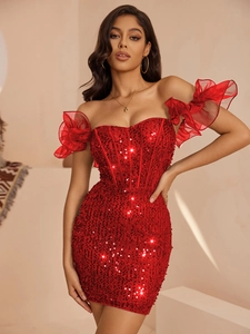 Détail d'une mini robe rouge à paillettes avec manches volantées en tulle