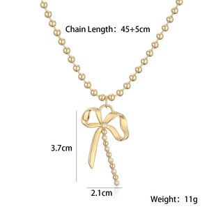 Collier avec pendentif nœud doré et perles, dimensions 3,7x2,1 cm et chaîne de 45+5 cm