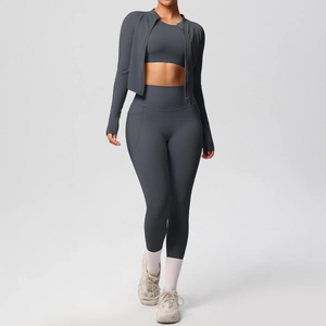 Detailansicht des dunkelgrauen 3-teiligen Fitness-Sets mit Jacke und Yoga-Leggings